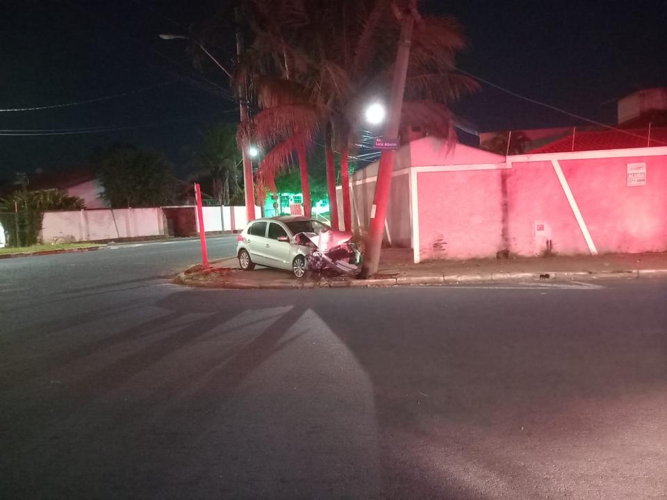 Foto 5 de 11 — Motorista bate violentamente contra poste em Araraquara